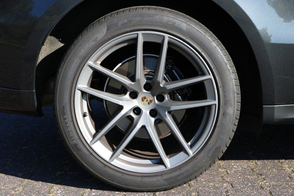 Porsche Macan 2023 г. Серый, пробег 52000 км
