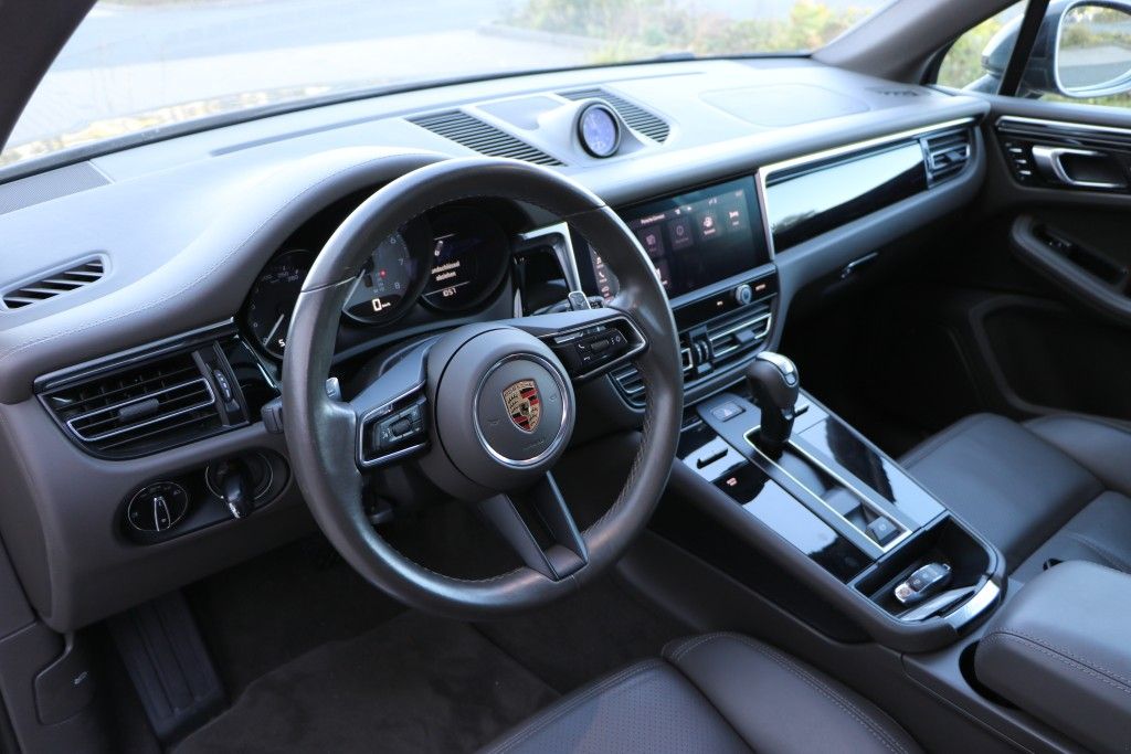 Porsche Macan 2023 г. Серый, пробег 52000 км