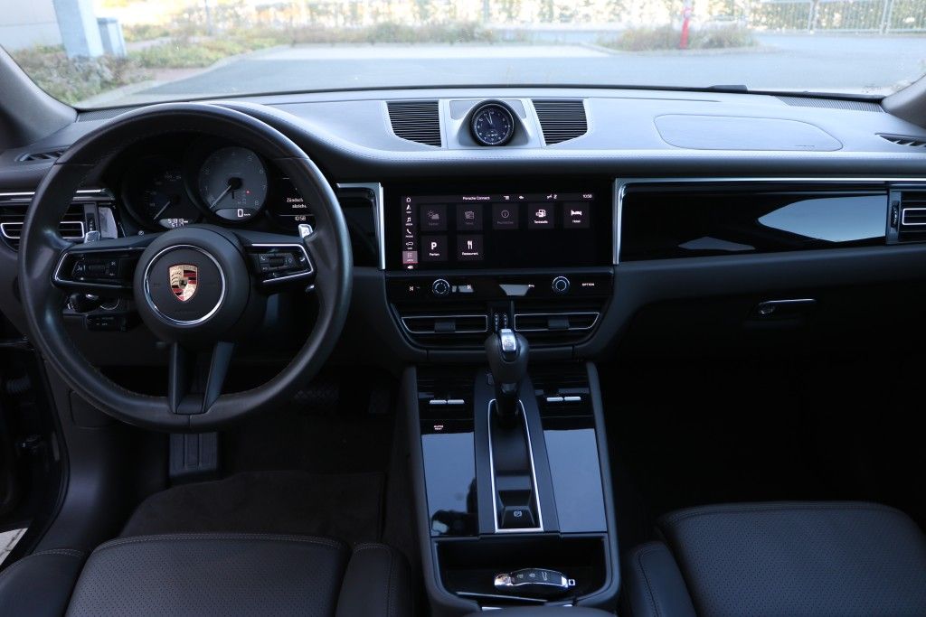 Porsche Macan 2023 г. Серый, пробег 52000 км