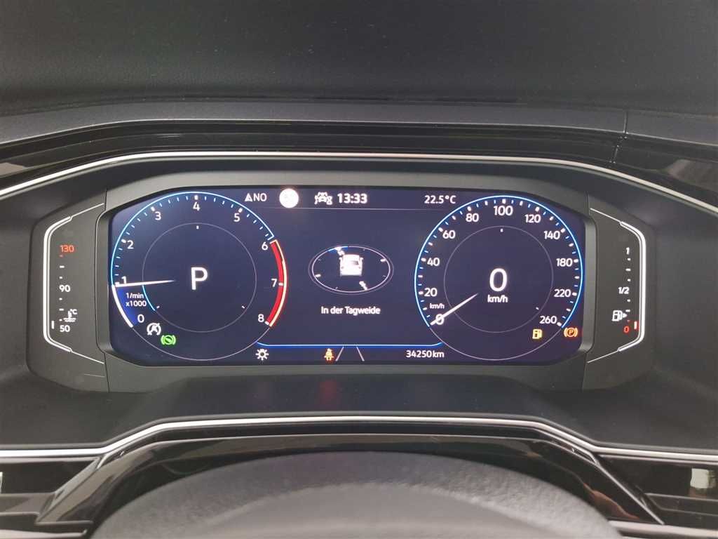 Volkswagen Polo 2024 г. Красный, пробег 34223 км