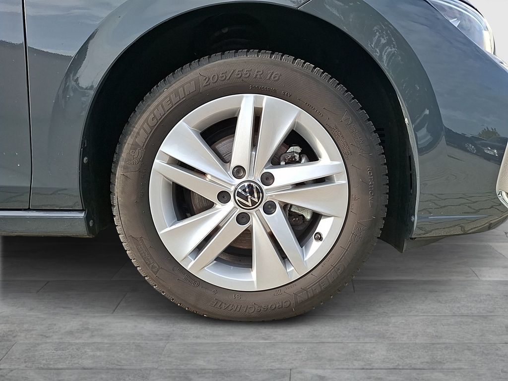 Volkswagen Golf 2024 г. Серый, пробег 12500 км
