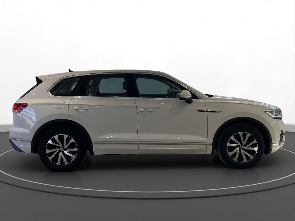 Volkswagen Touareg 2022 г. Белый, пробег 58230 км