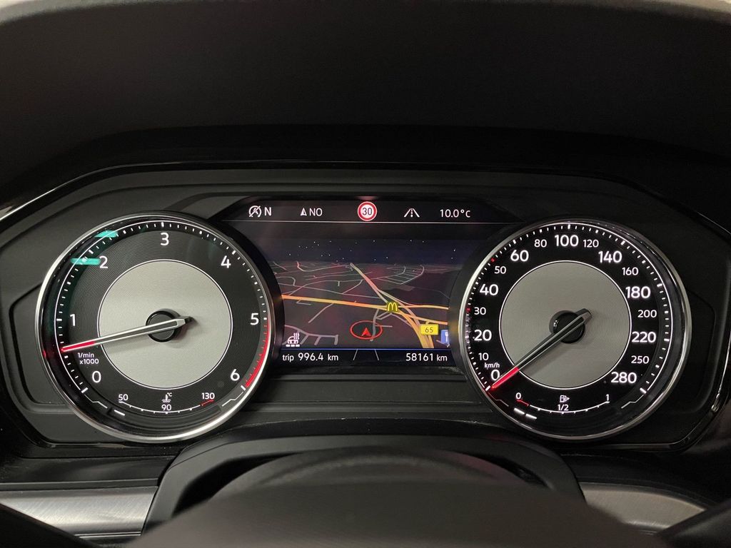 Volkswagen Touareg 2022 г. Белый, пробег 58230 км