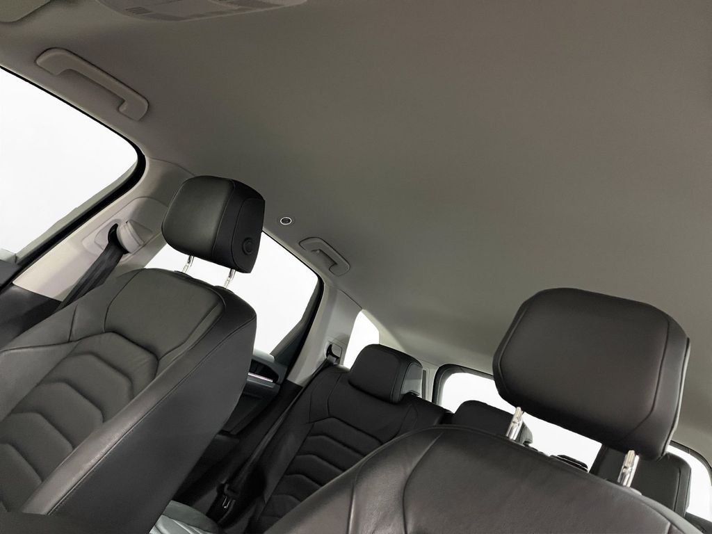 Volkswagen Touareg 2022 г. Белый, пробег 58230 км