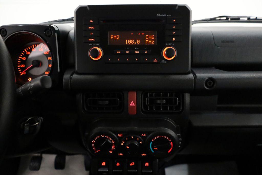 Suzuki Jimny 2023 г. Зелёный, пробег 37340 км