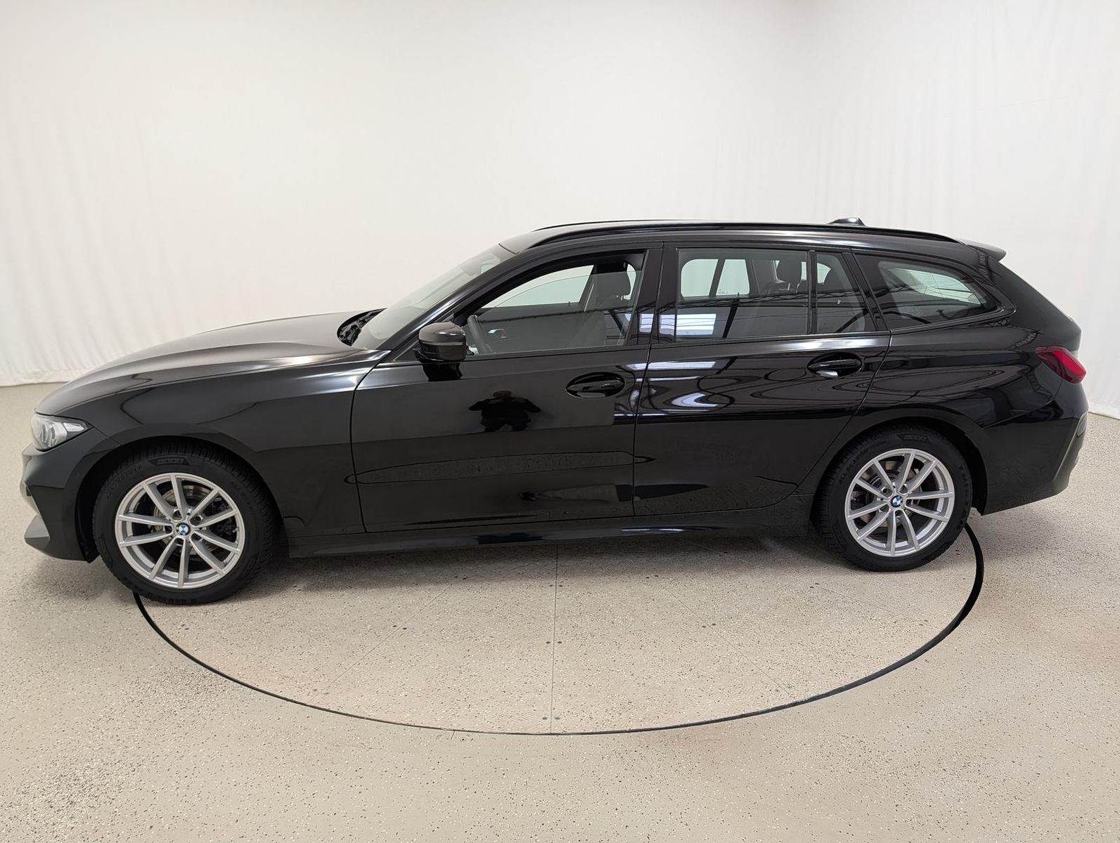 BMW 318 2025 г. Чёрный, пробег 54390 км