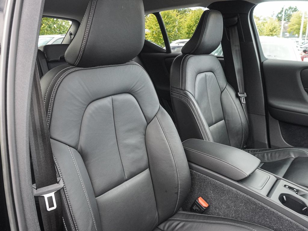 Volvo XC40 2023 г. Чёрный, пробег 41078 км