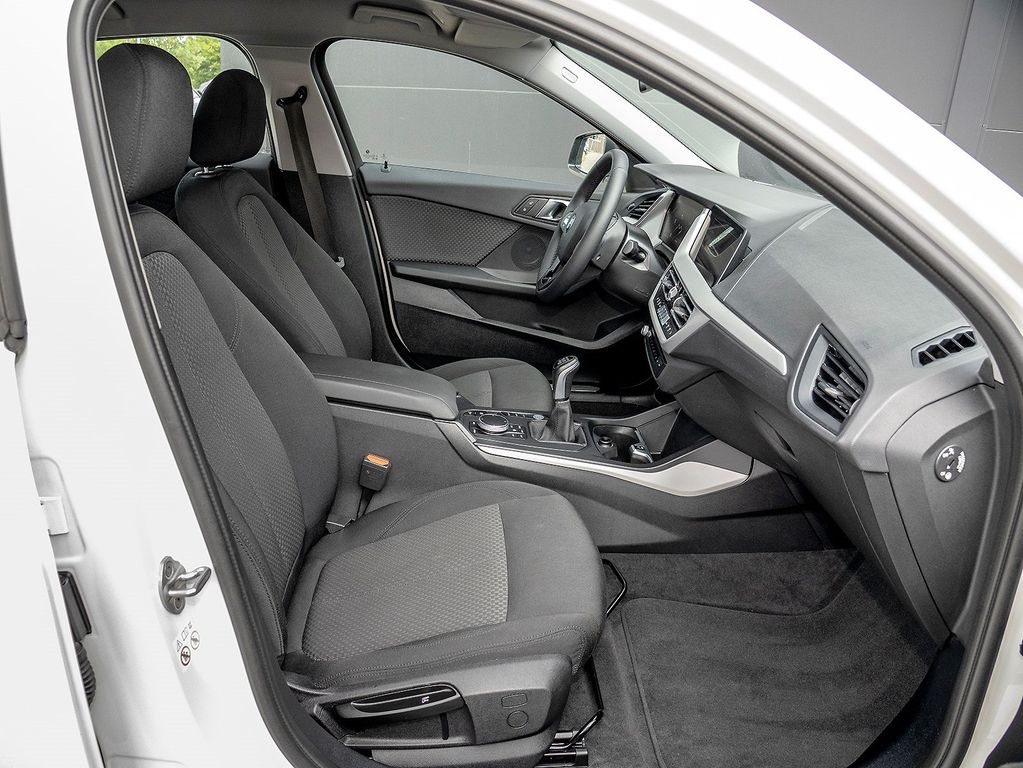 BMW 118 2023 г. Белый, пробег 41892 км