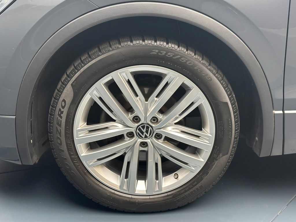 Volkswagen Tiguan 2023 г. Серый, пробег 53000 км