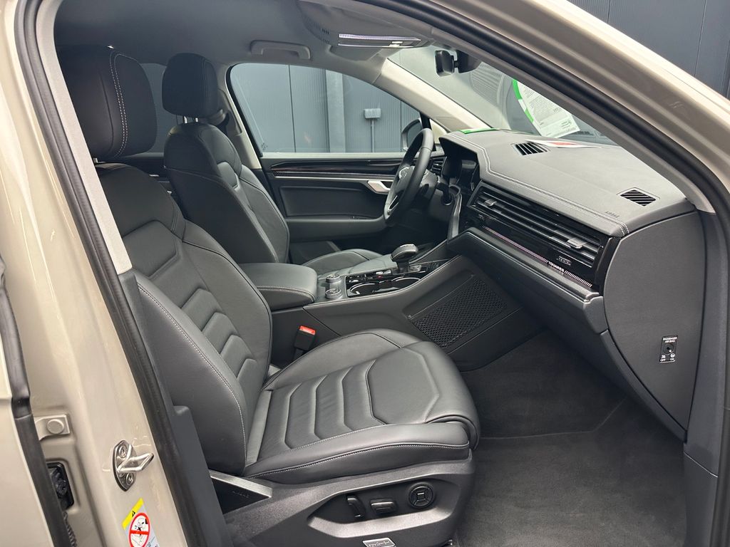 Volkswagen Touareg 2025 г. Бежевый, пробег 22750 км