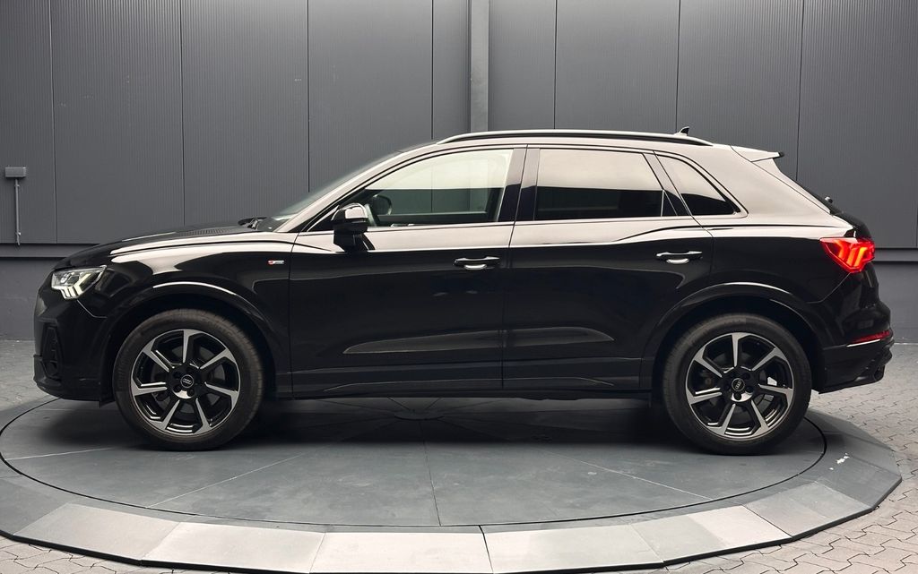 Audi Q3 2022 г. Чёрный, пробег 59000 км