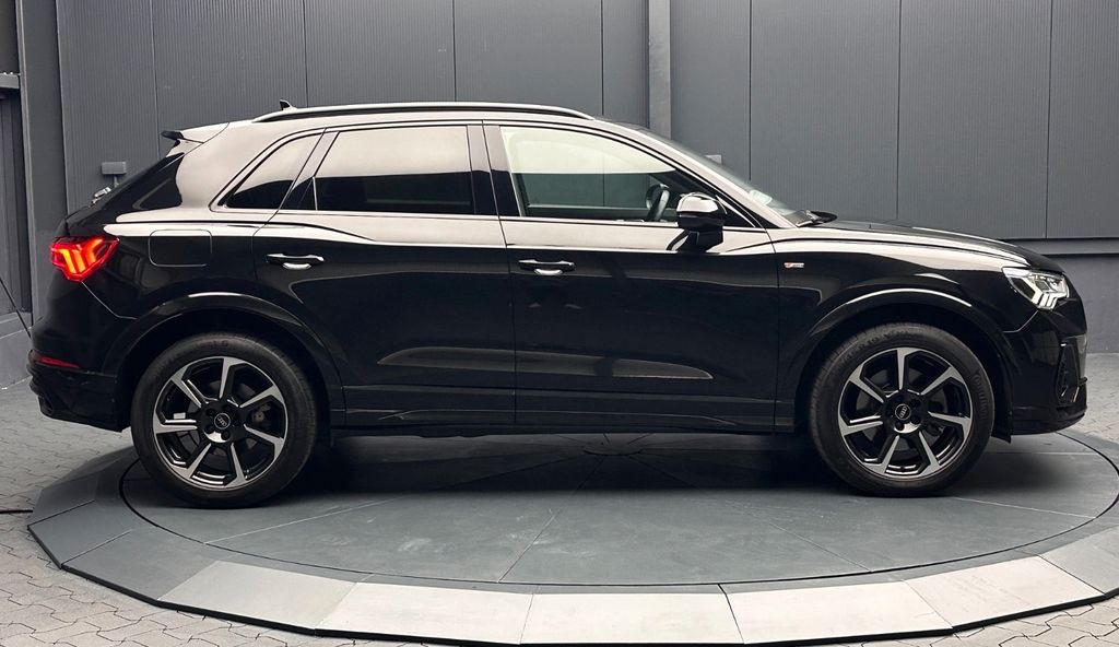 Audi Q3 2022 г. Чёрный, пробег 59000 км
