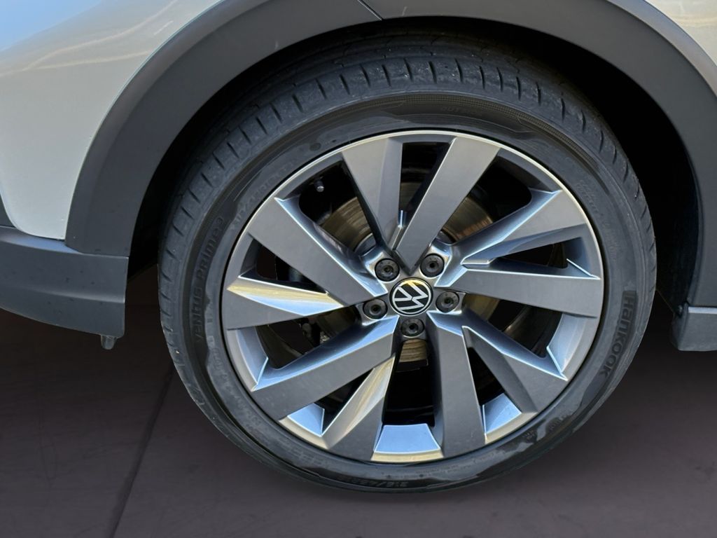 Volkswagen Taigo 2022 г. Серебристый, пробег 40100 км