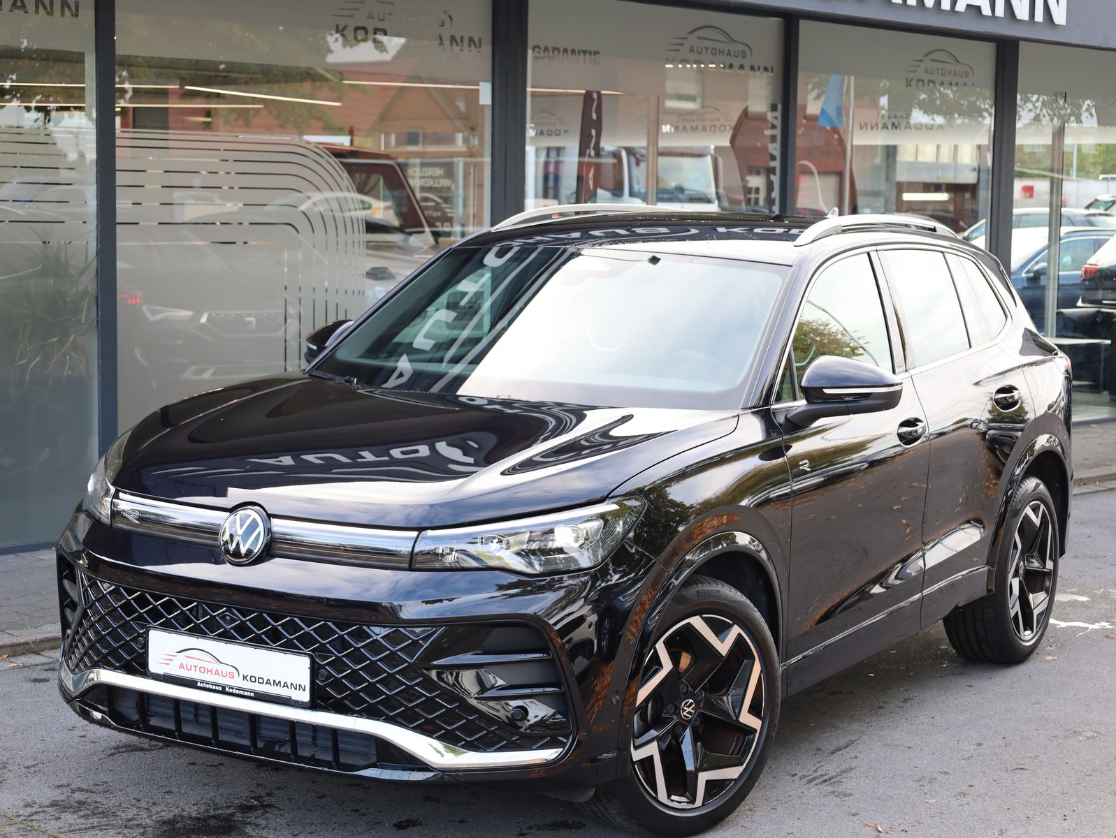 Volkswagen Tiguan 2024 г. Чёрный, пробег 36931 км