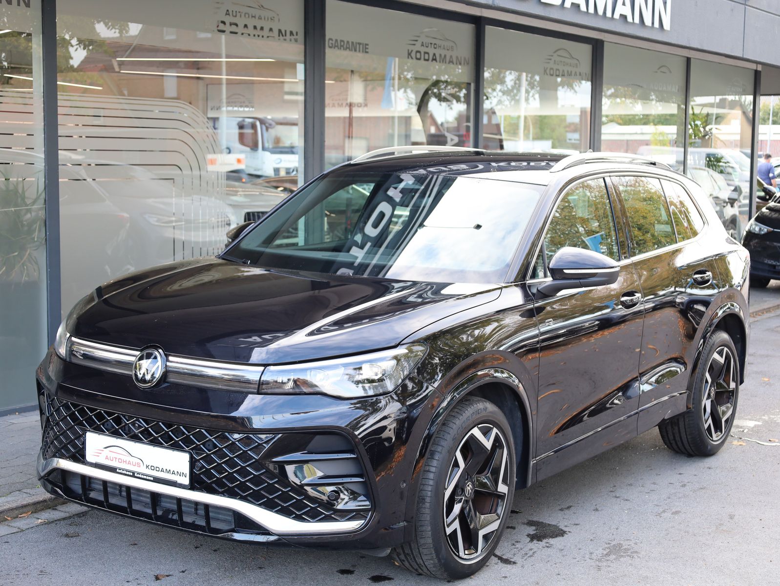 Volkswagen Tiguan 2024 г. Чёрный, пробег 36931 км