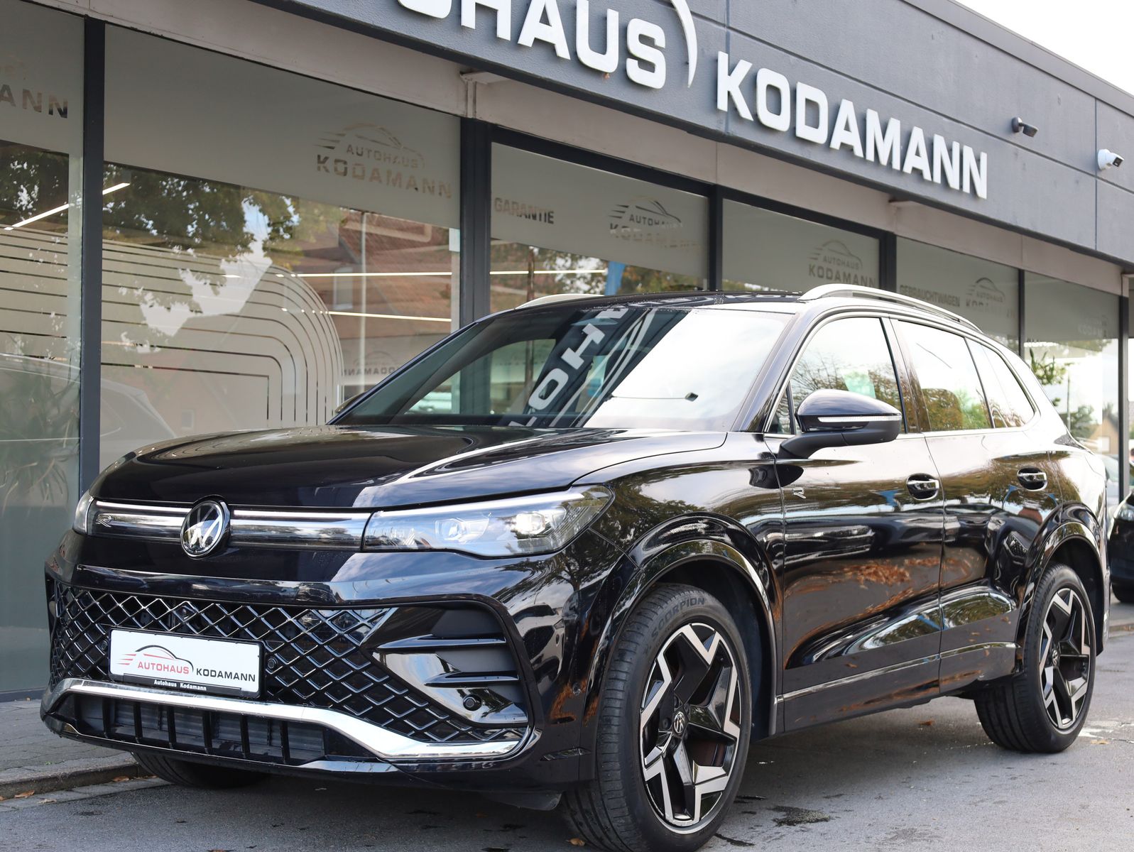 Volkswagen Tiguan 2024 г. Чёрный, пробег 36931 км