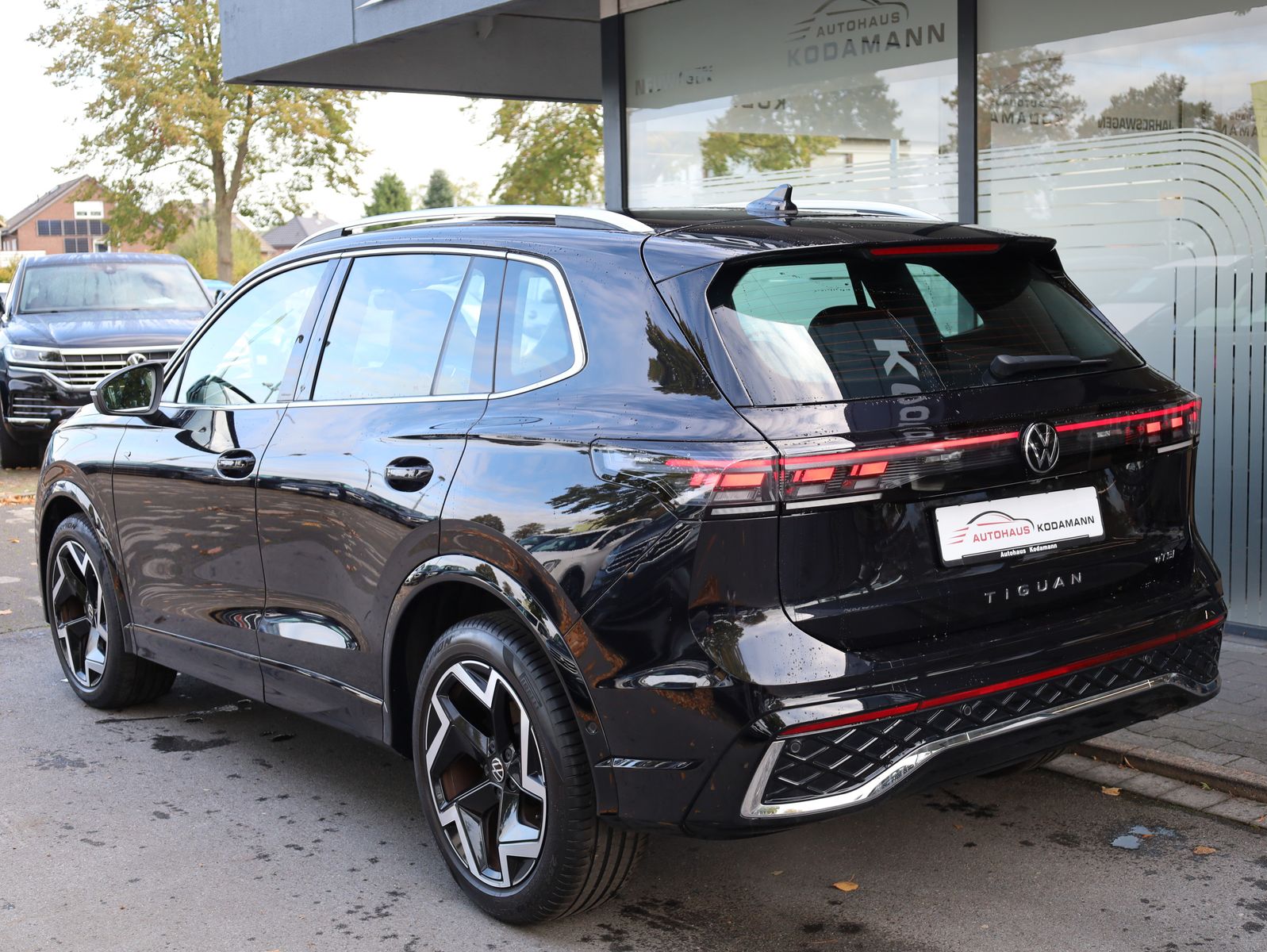 Volkswagen Tiguan 2024 г. Чёрный, пробег 36931 км