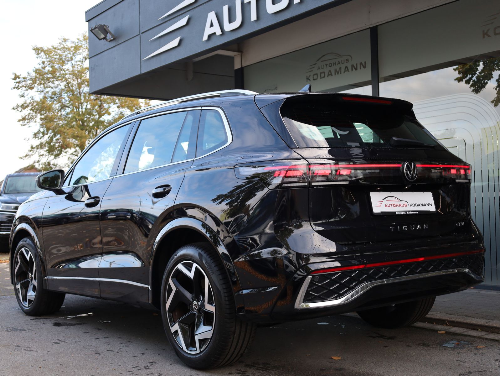 Volkswagen Tiguan 2024 г. Чёрный, пробег 36931 км