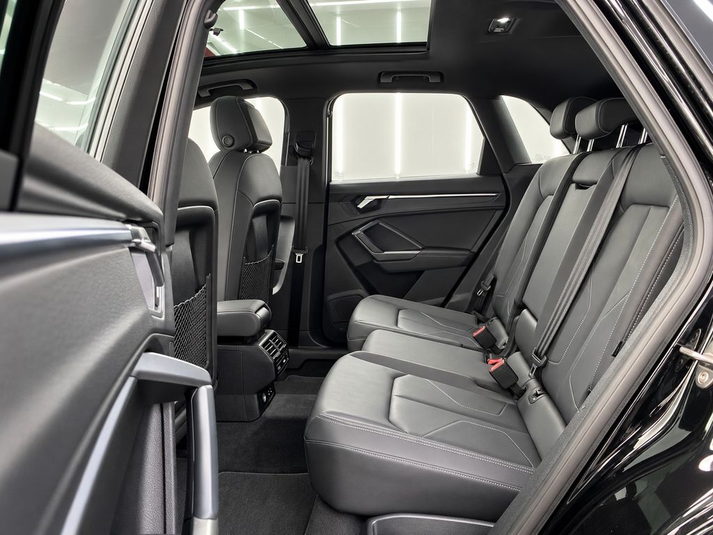 Audi Q3 2023 г. Чёрный, пробег 43000 км