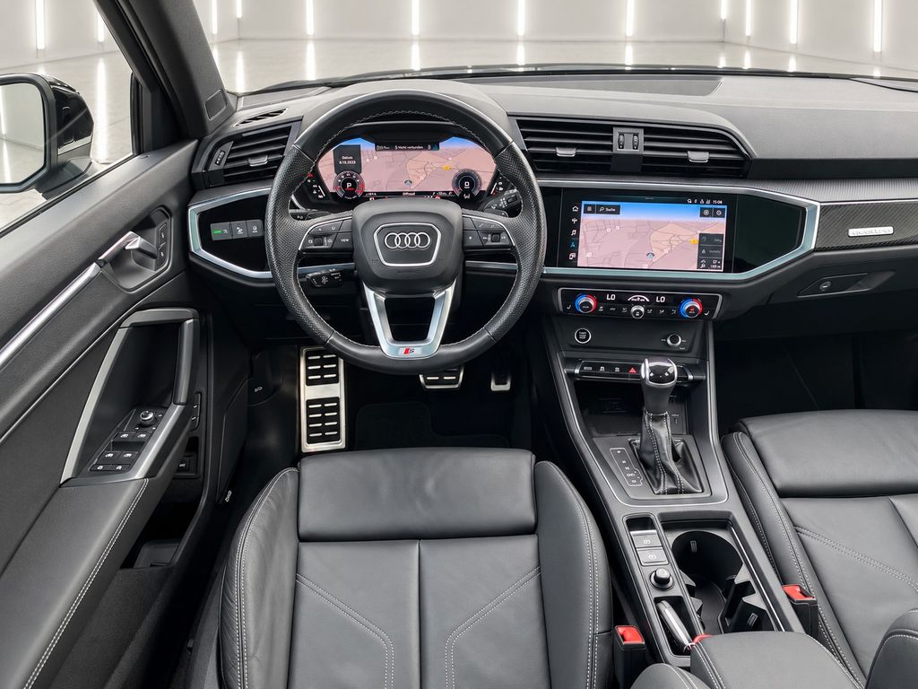 Audi Q3 2023 г. Чёрный, пробег 43000 км
