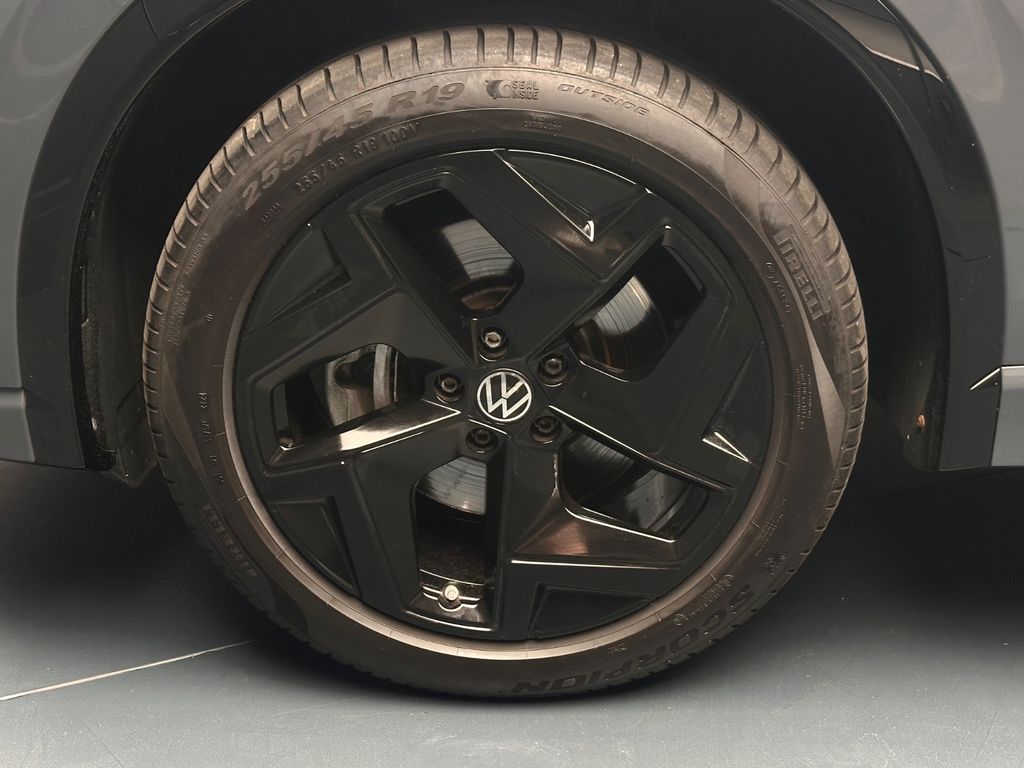 Volkswagen Tiguan 2024 г. Серый, пробег 26000 км