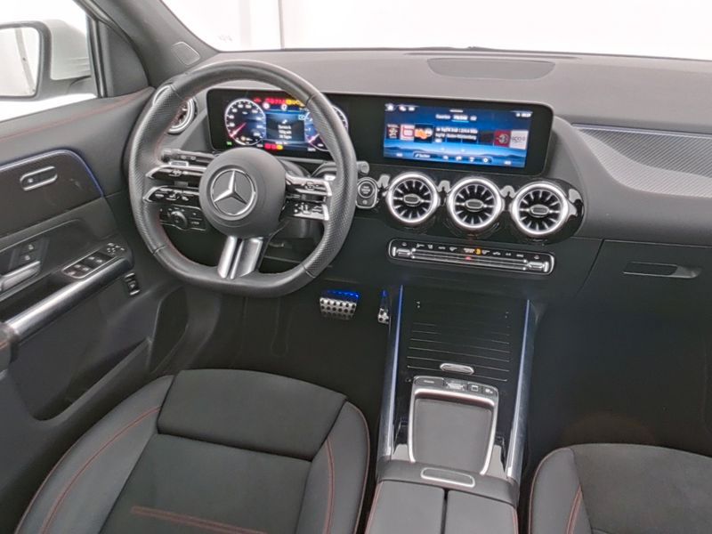 Mercedes-Benz GLA 200 2025 г. Белый, пробег 3288 км