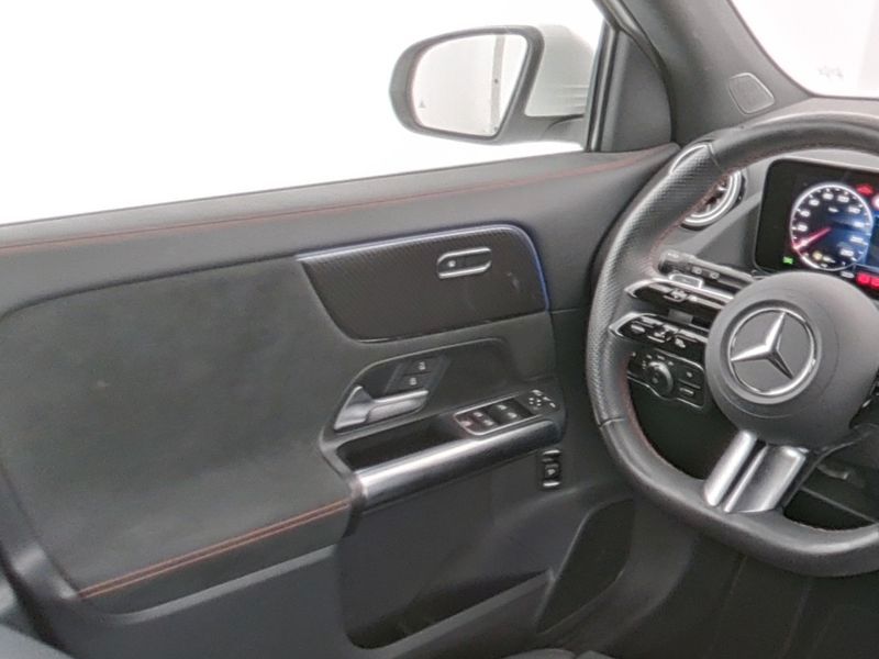 Mercedes-Benz GLA 200 2025 г. Белый, пробег 3288 км