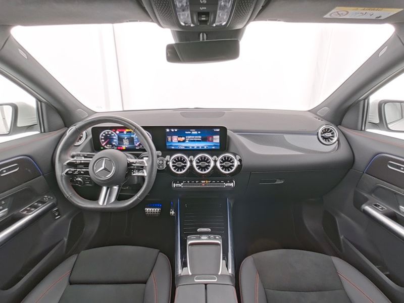 Mercedes-Benz GLA 200 2025 г. Белый, пробег 3288 км