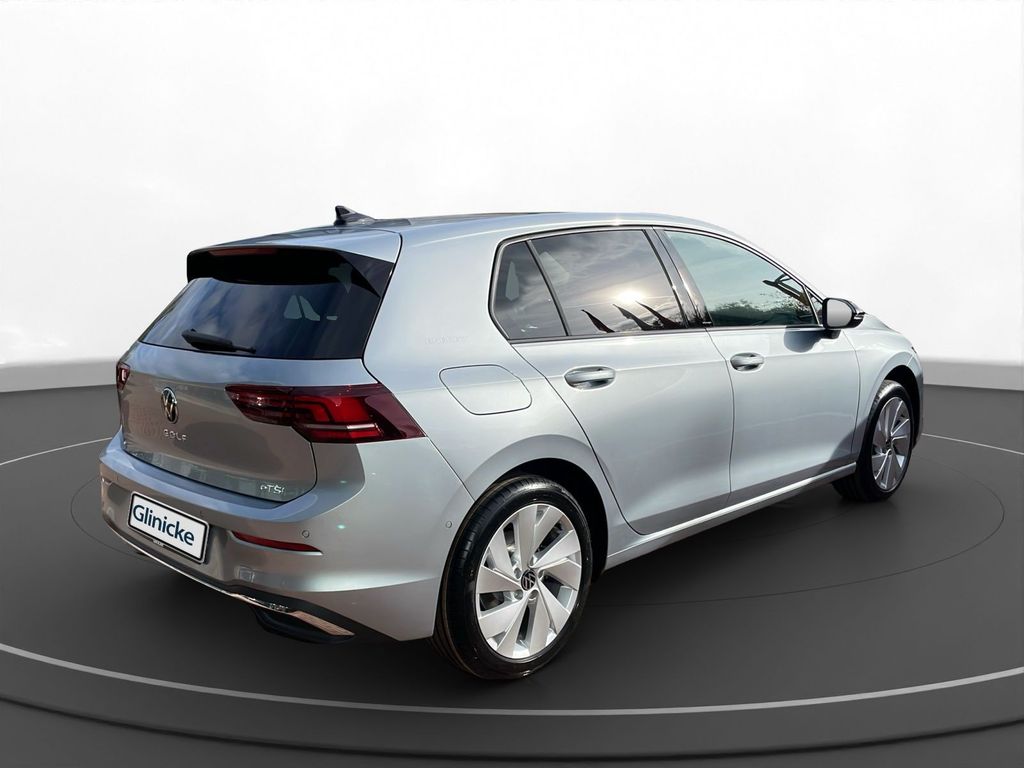Volkswagen Golf 2026 г. Серебристый, пробег 8000 км