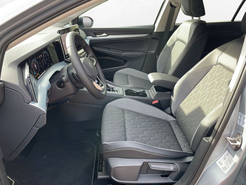 Volkswagen Golf 2026 г. Серебристый, пробег 8000 км