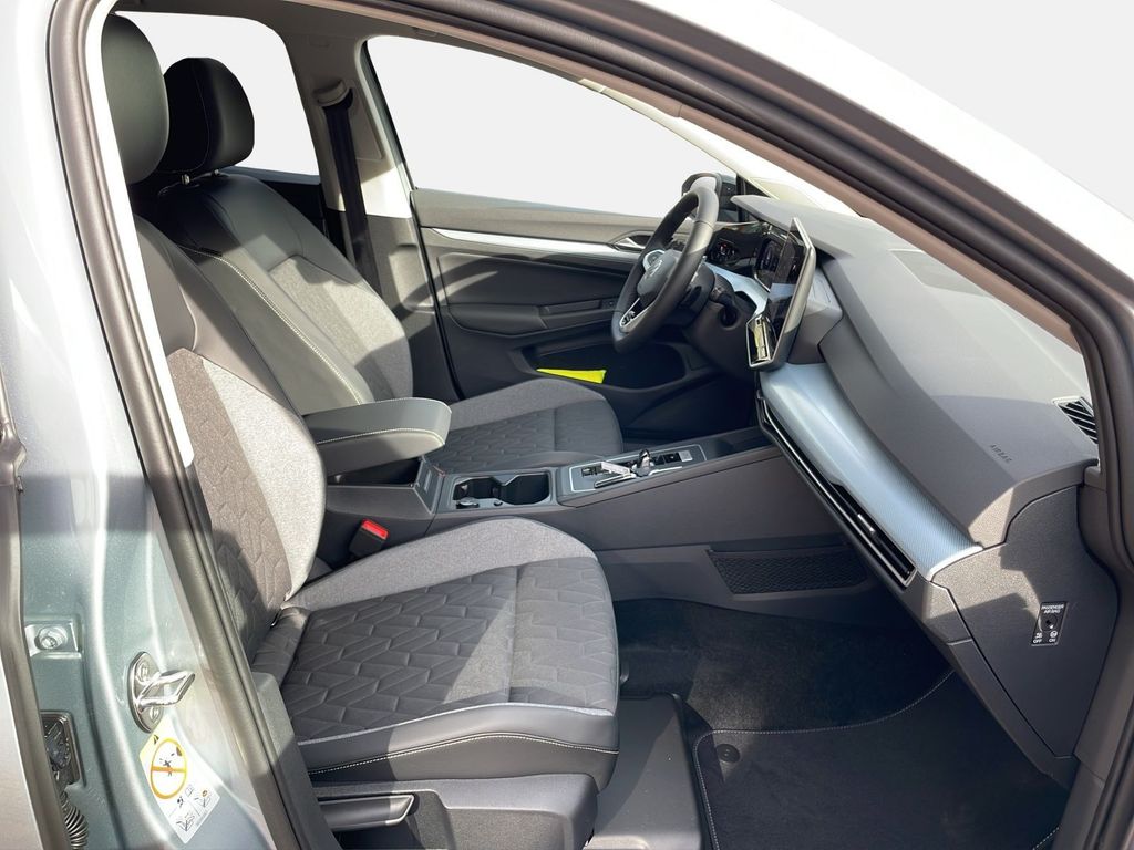 Volkswagen Golf 2026 г. Серебристый, пробег 8000 км