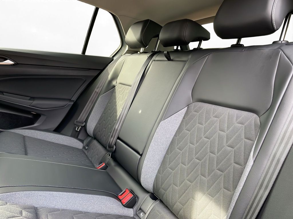 Volkswagen Golf 2026 г. Серебристый, пробег 8000 км