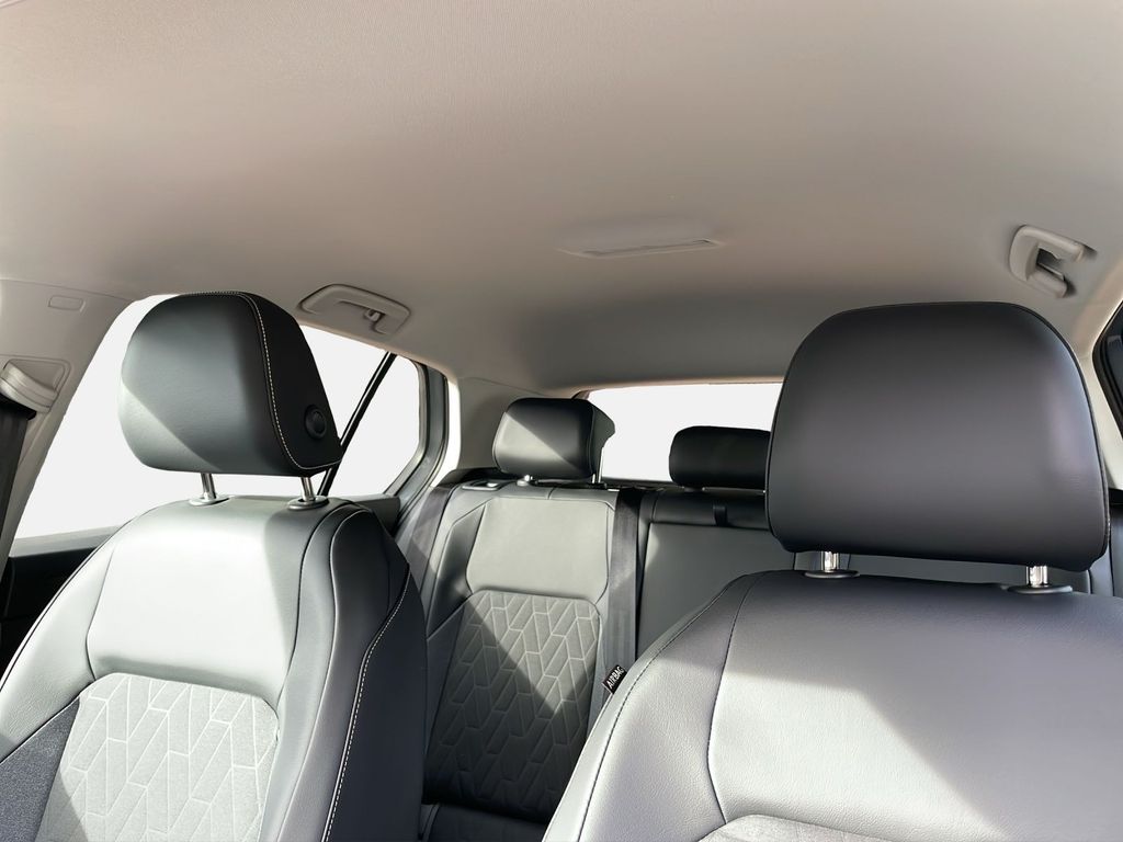 Volkswagen Golf 2026 г. Серебристый, пробег 8000 км