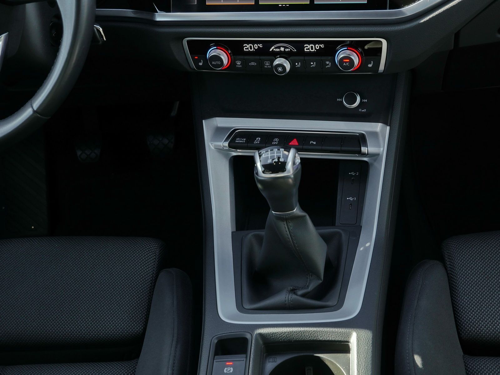 Audi Q3 2022 г. Чёрный, пробег 54964 км