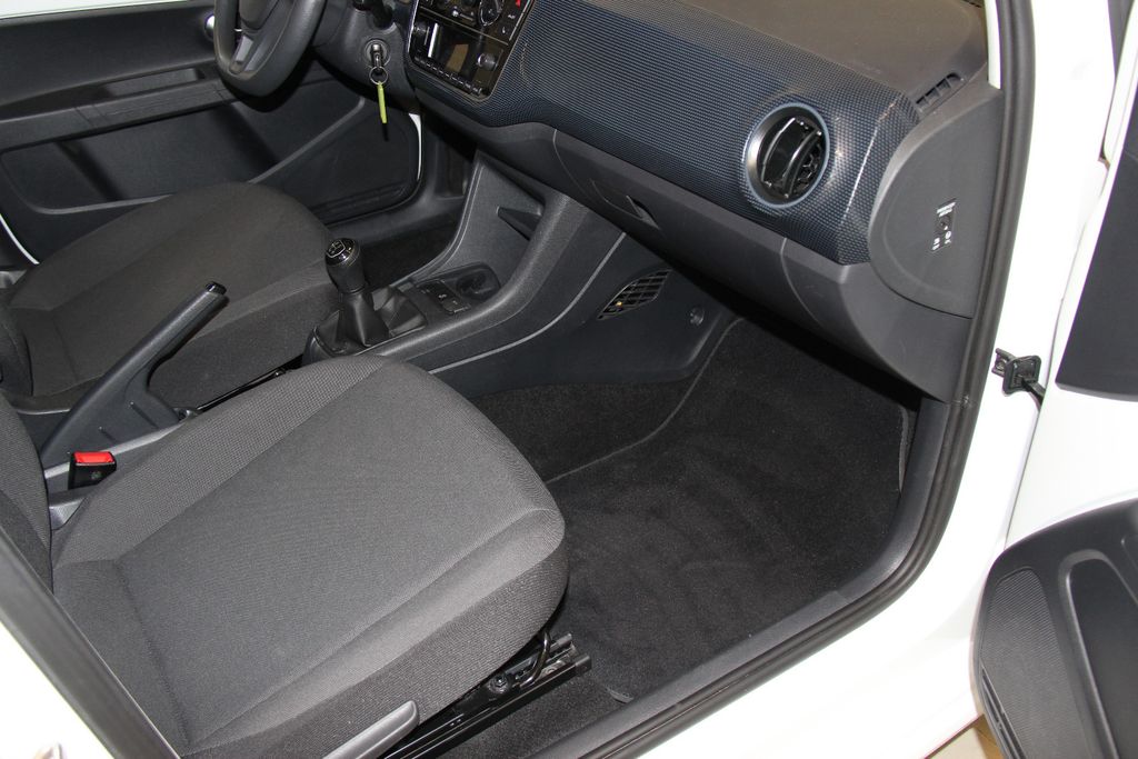Volkswagen up! 2023 г. Белый, пробег 56735 км