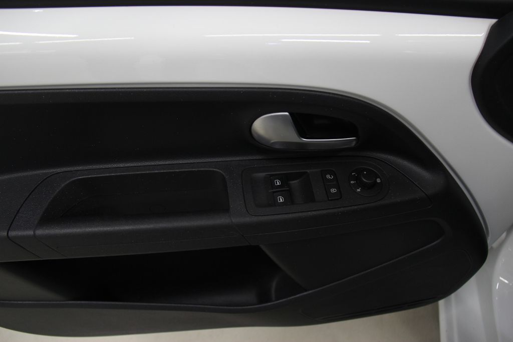 Volkswagen up! 2023 г. Белый, пробег 56735 км