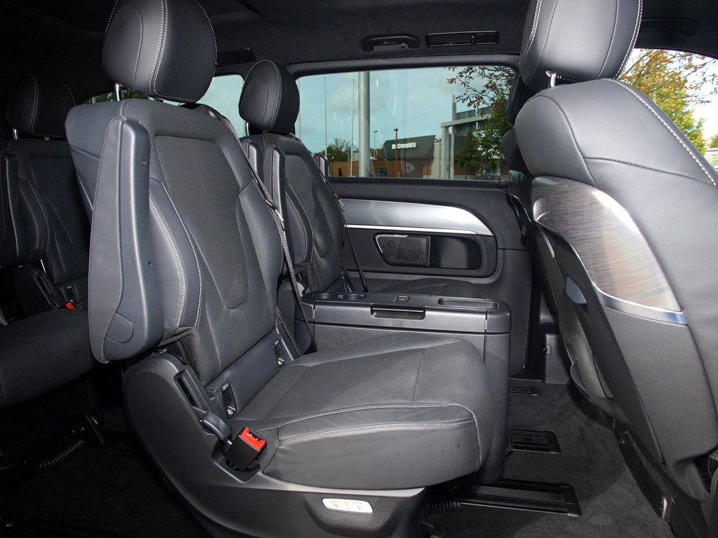 Mercedes-Benz V 300 2023 г. Белый, пробег 41926 км