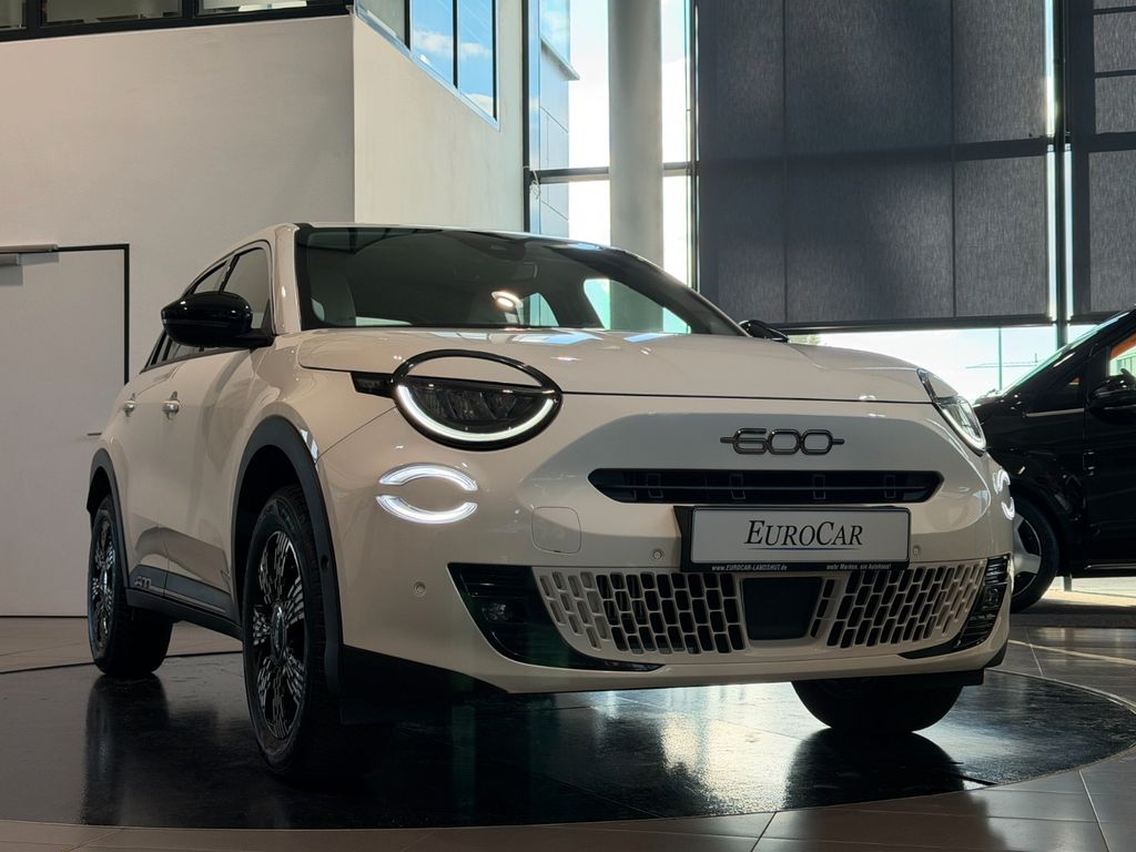 Fiat 600 2024 г. Белый, пробег 9760 км