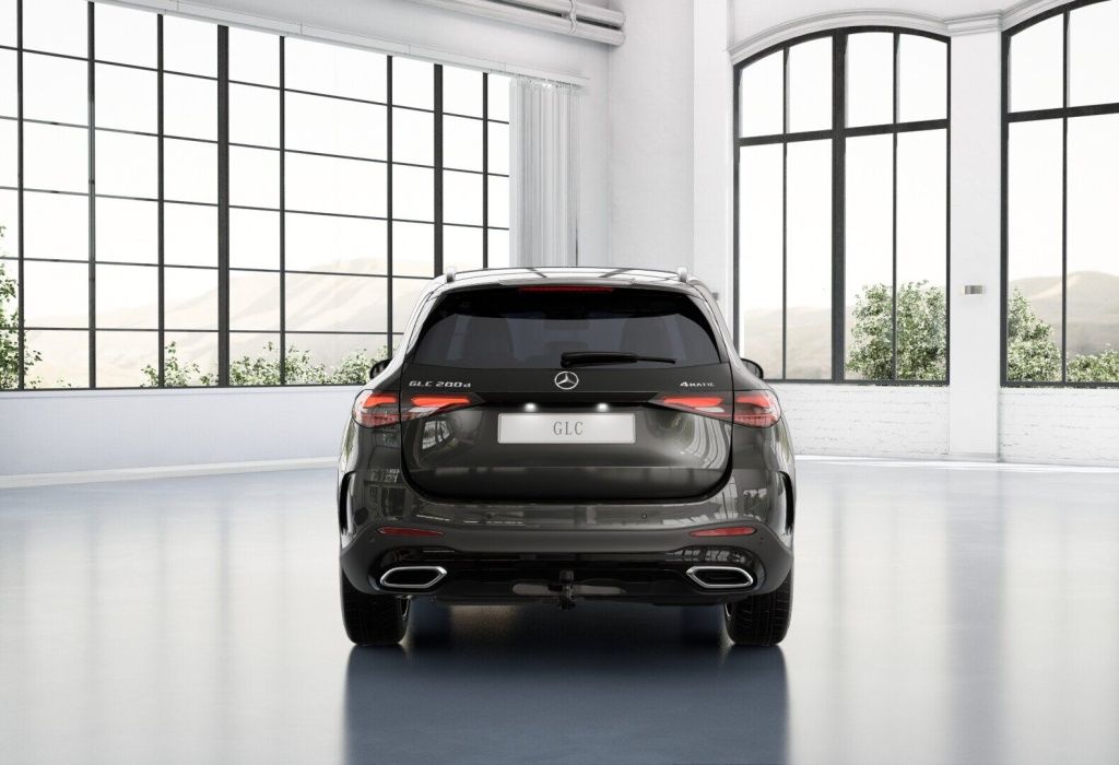 Mercedes-Benz GLC 200 2026 г. Серый, пробег 9500 км