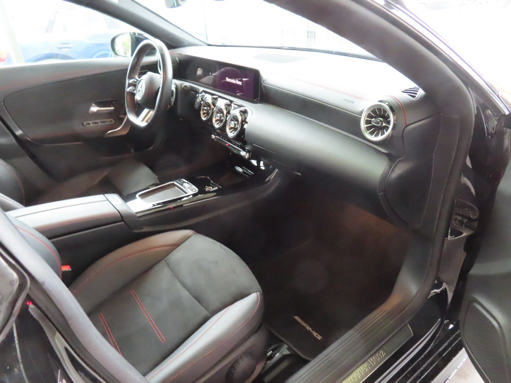 Mercedes-Benz CLA 200 2025 г. Чёрный, пробег 50785 км