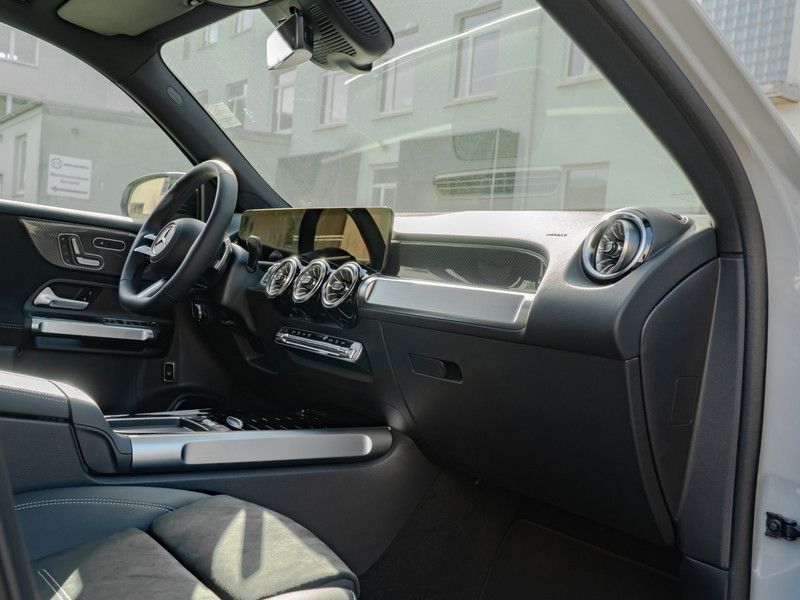 Mercedes-Benz GLB 220 2026 г. Серый, пробег 14500 км