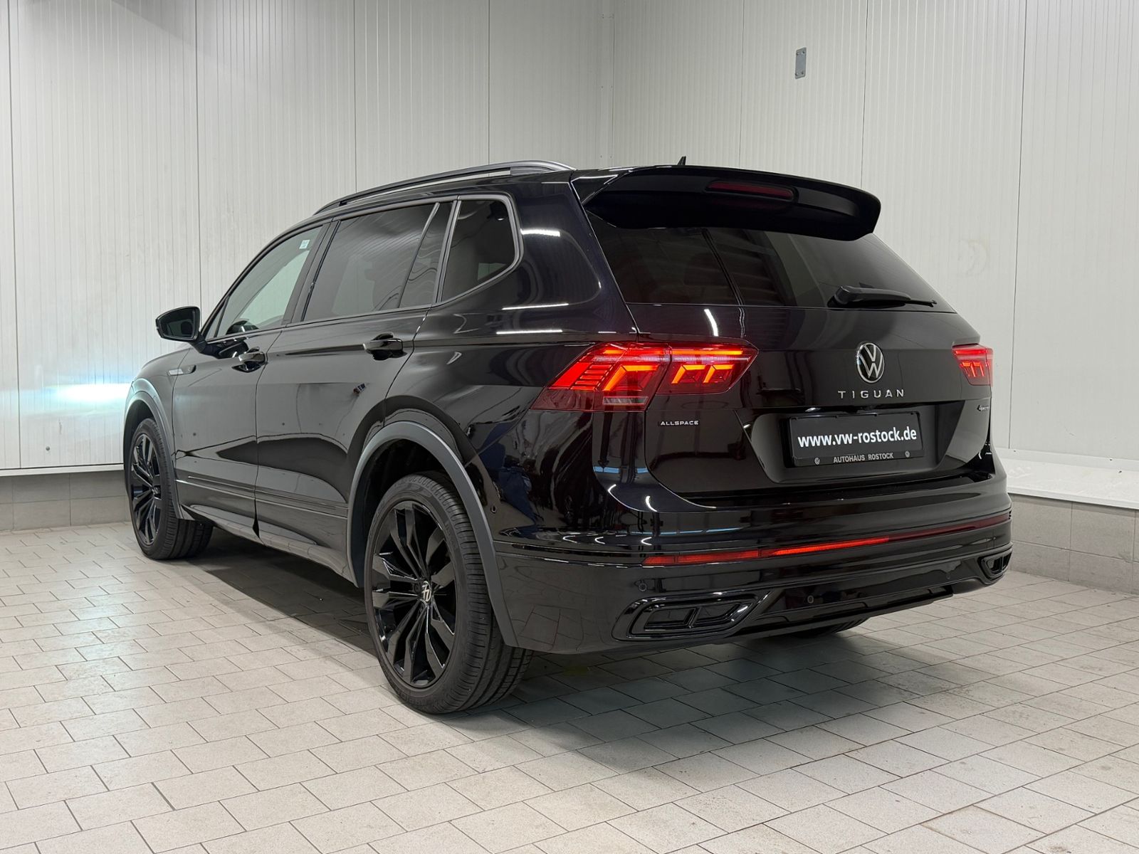 Volkswagen TIGUAN ALLSPACE 2024 г. Чёрный, пробег 19800 км