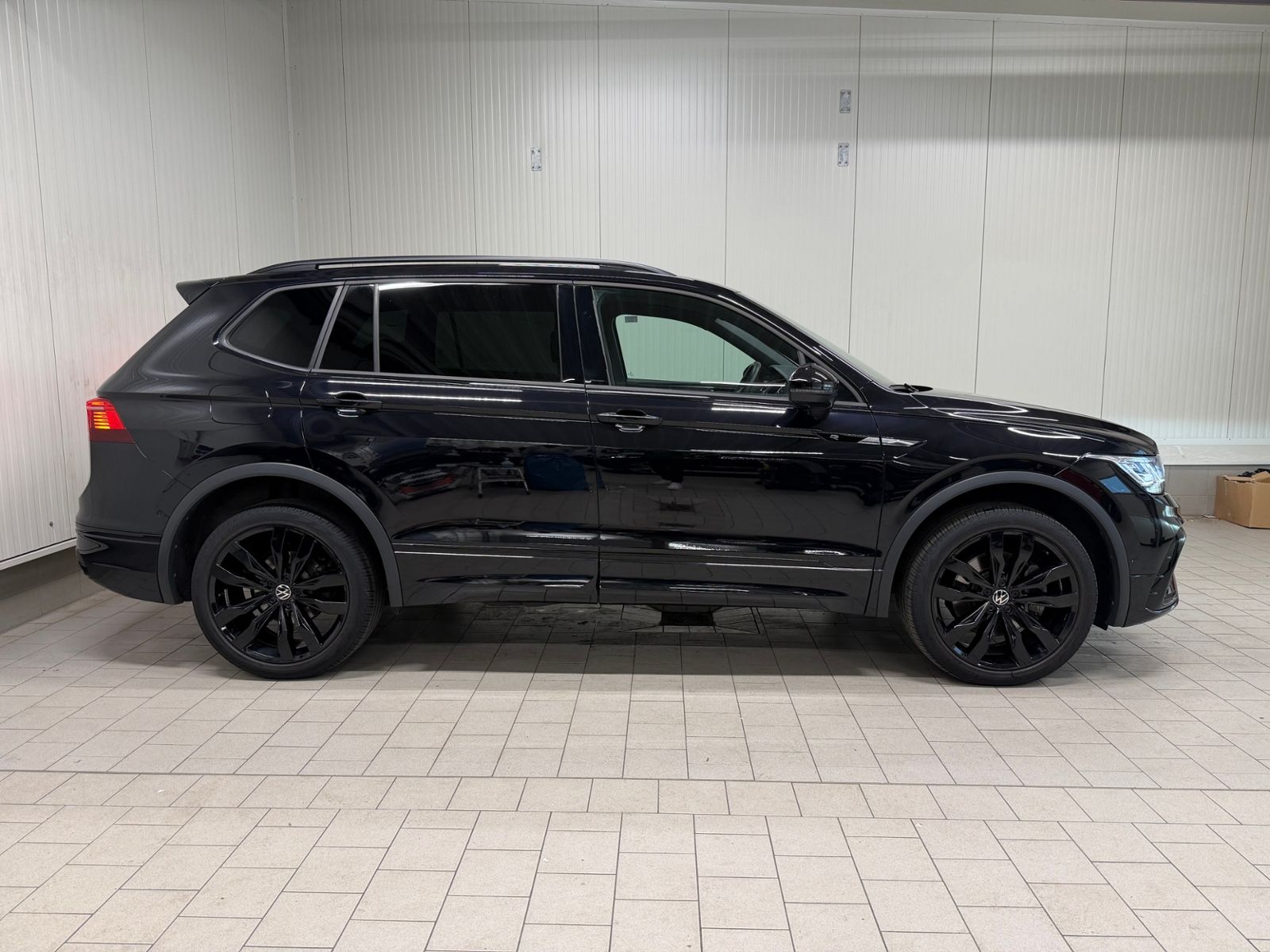 Volkswagen TIGUAN ALLSPACE 2024 г. Чёрный, пробег 19800 км