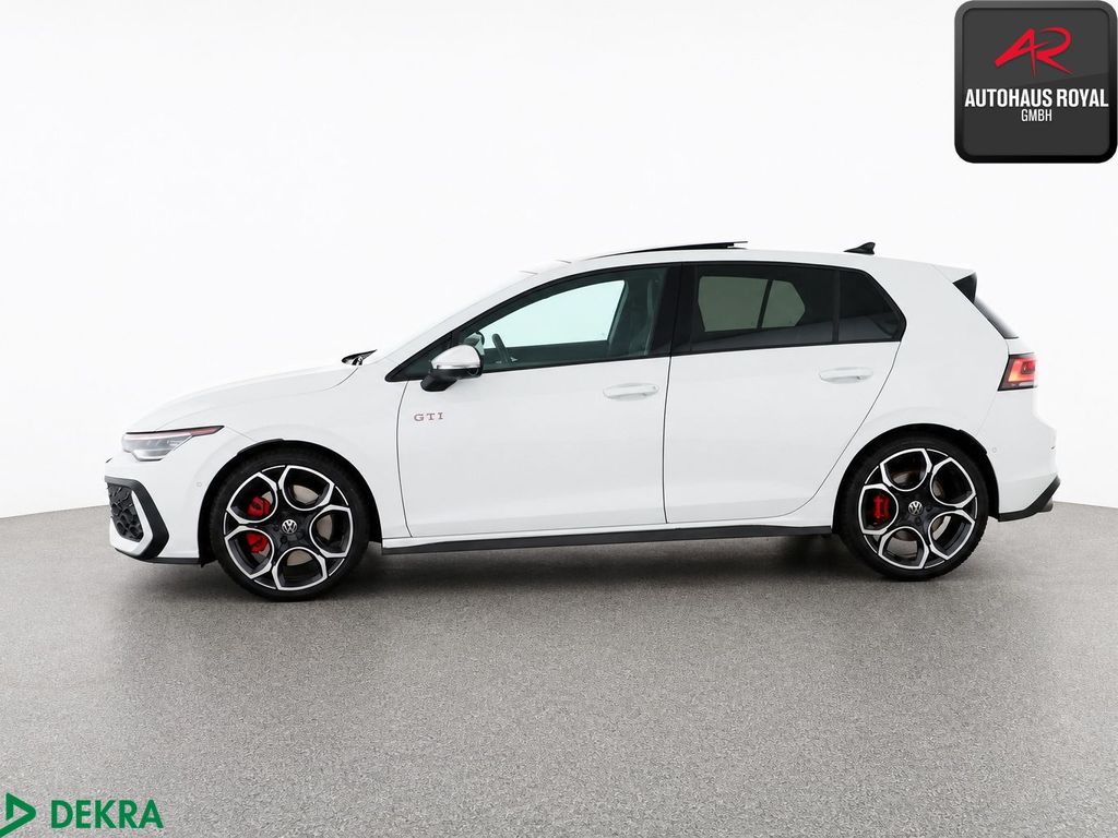 Volkswagen Golf 2025 г. Белый, пробег 17000 км