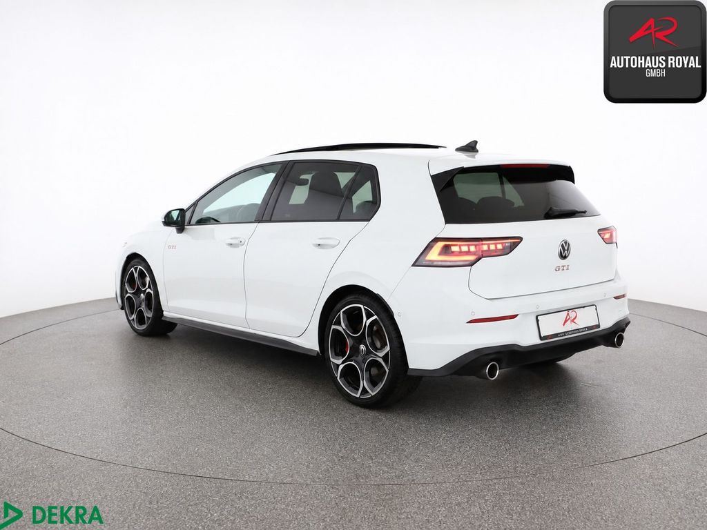 Volkswagen Golf 2025 г. Белый, пробег 17000 км