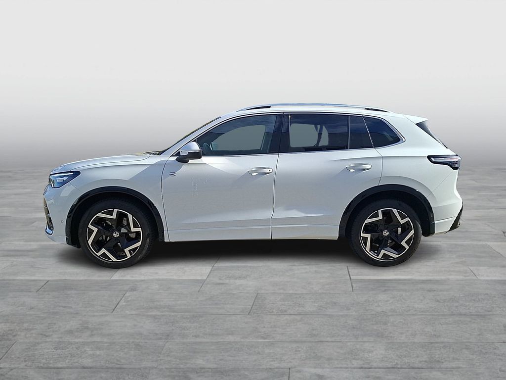 Volkswagen Tiguan 2024 г. Белый, пробег 41500 км
