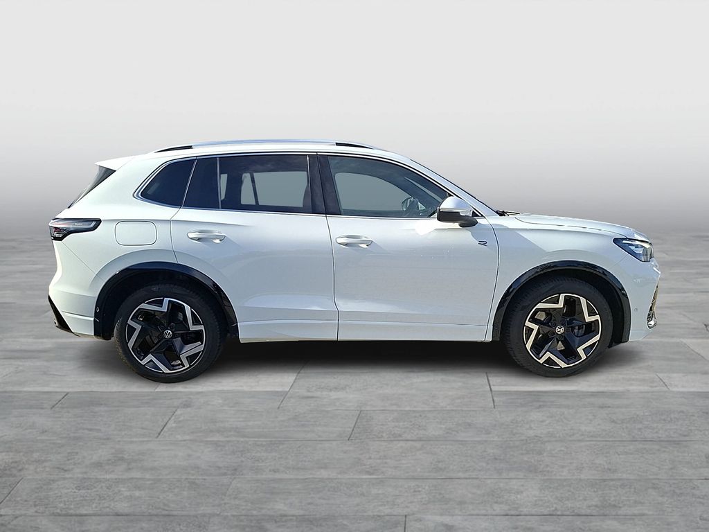 Volkswagen Tiguan 2024 г. Белый, пробег 41500 км