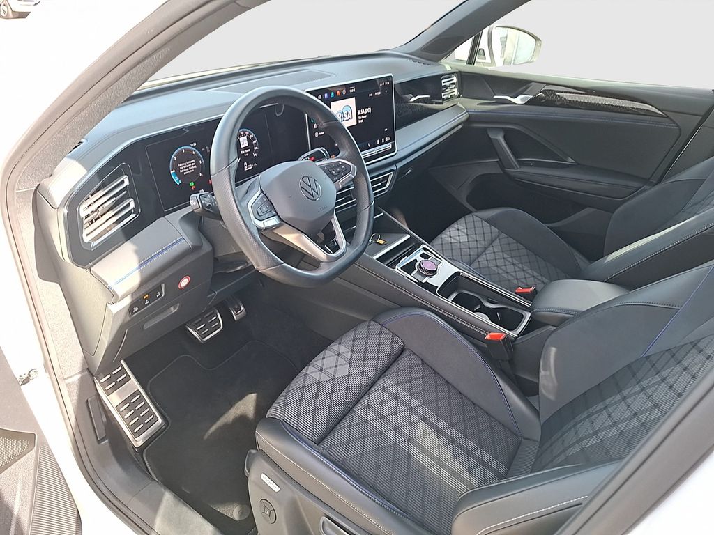 Volkswagen Tiguan 2024 г. Белый, пробег 41500 км