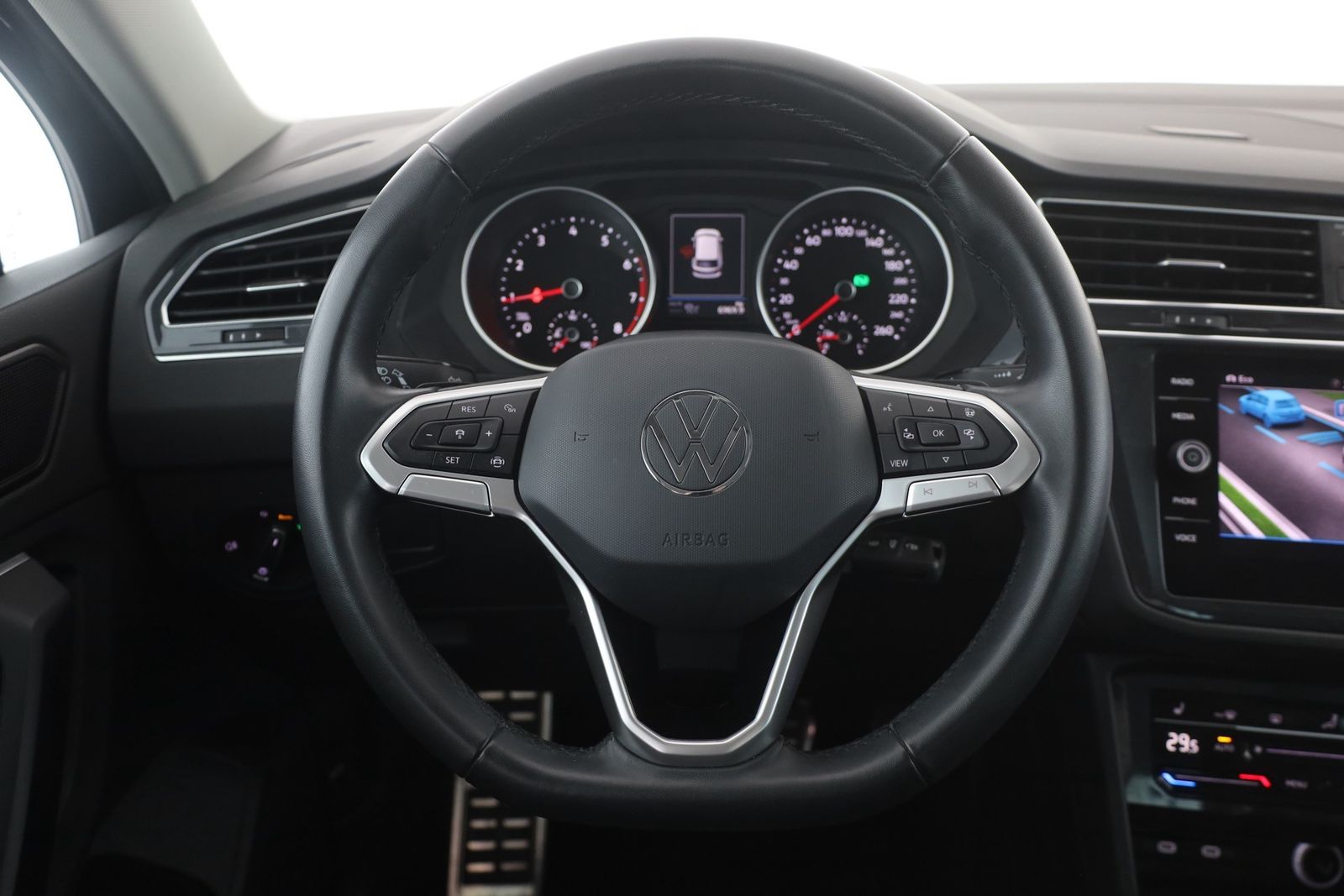 Volkswagen Tiguan 2023 г. Чёрный, пробег 45548 км