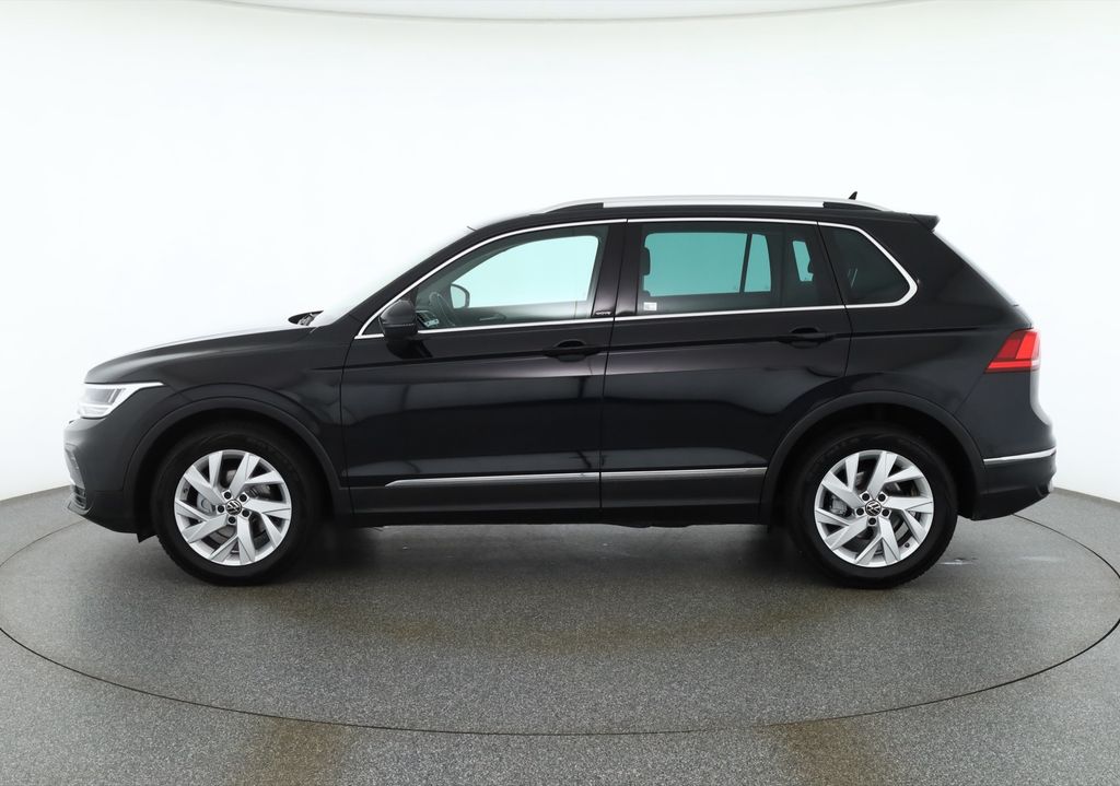 Volkswagen Tiguan 2023 г. Чёрный, пробег 45548 км